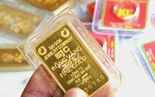 Giá vàng trong nước biến động lạ khiến nhà đầu tư lỗ nặng
