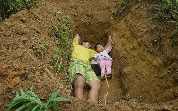 Cô bé TQ được bố đào huyệt để 