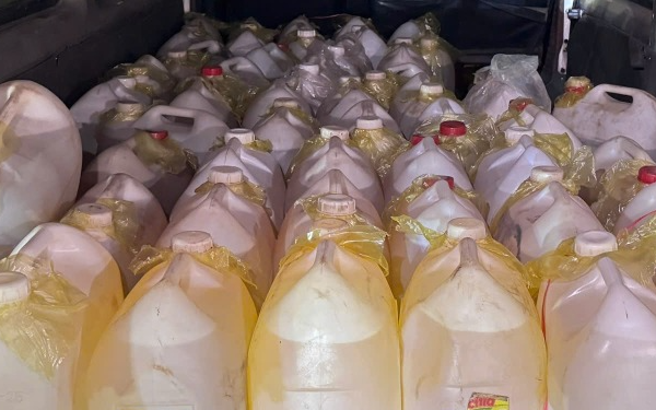 Phát hiện 50 can nhựa chứa đẩy chất lỏng trên xe VAN sát cửa khẩu giữa đêm, lời khai tài xế hé lộ điều khó ngờ