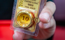 Giá vàng trong nước tăng mạnh, người dân mua bán thận trọng