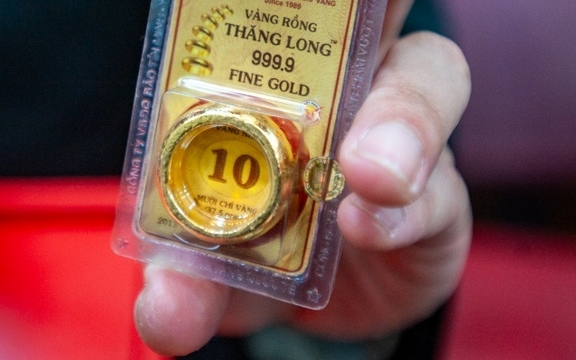 Giá vàng trong nước tăng mạnh, người dân mua bán thận trọng