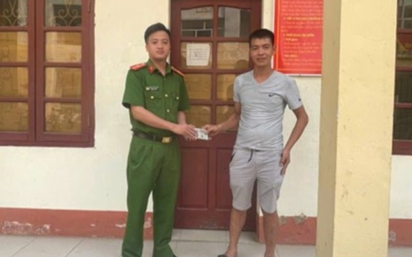 Phát hiện loạt tờ tiền mệnh giá 500K, tổng cộng hơn 97.380.000 đồng nằm chơ vơ trên đường