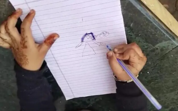 Bé gái vẽ bức tranh nguệch ngoạc hé lộ điều khủng khiếp bố làm với mẹ, gia đình lập tức gọi cảnh sát