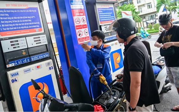 Giá xăng dầu hôm nay 15/4: Bất ngờ lao dốc lịch sử, xăng dầu trong nước "nín thở" chờ đợi đợt giảm sâu