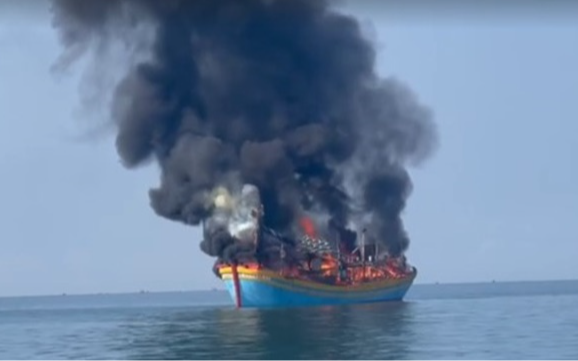 Tàu chở 21 người cháy ngùn ngụt ngoài biển Phan Thiết