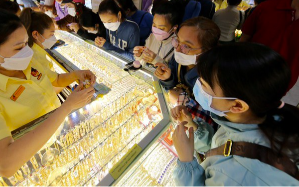 Chiều 15/4: Giá vàng SJC, giá vàng nhẫn trơn đều quay đầu giảm