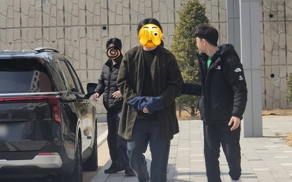 Nam ca sĩ 55 tuổi xin lỗi, rời công ty sau bê bối chất cấm