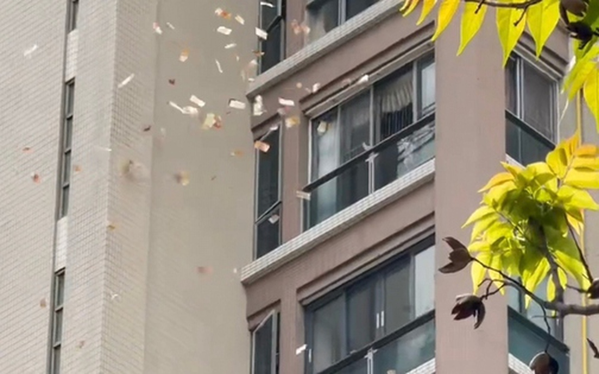 Người phụ nữ ném tiền mặt xuống đường, người dân tranh nhau nhặt