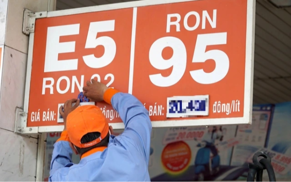 Giá xăng dầu hôm nay 15.4.2026: Lao dốc gần 8%