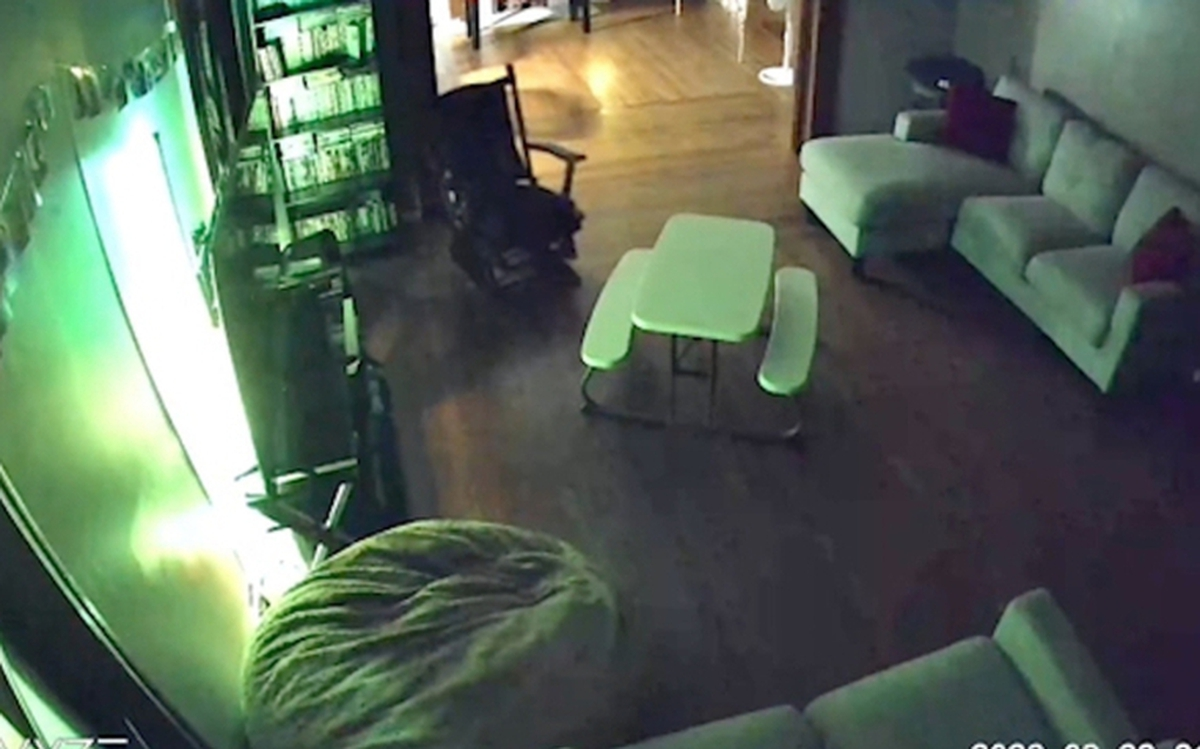 Chồng đi công tác 3 ngày, camera ở nhà ghi lại một cảnh khiến tôi không bao giờ muốn về căn nhà đó nữa