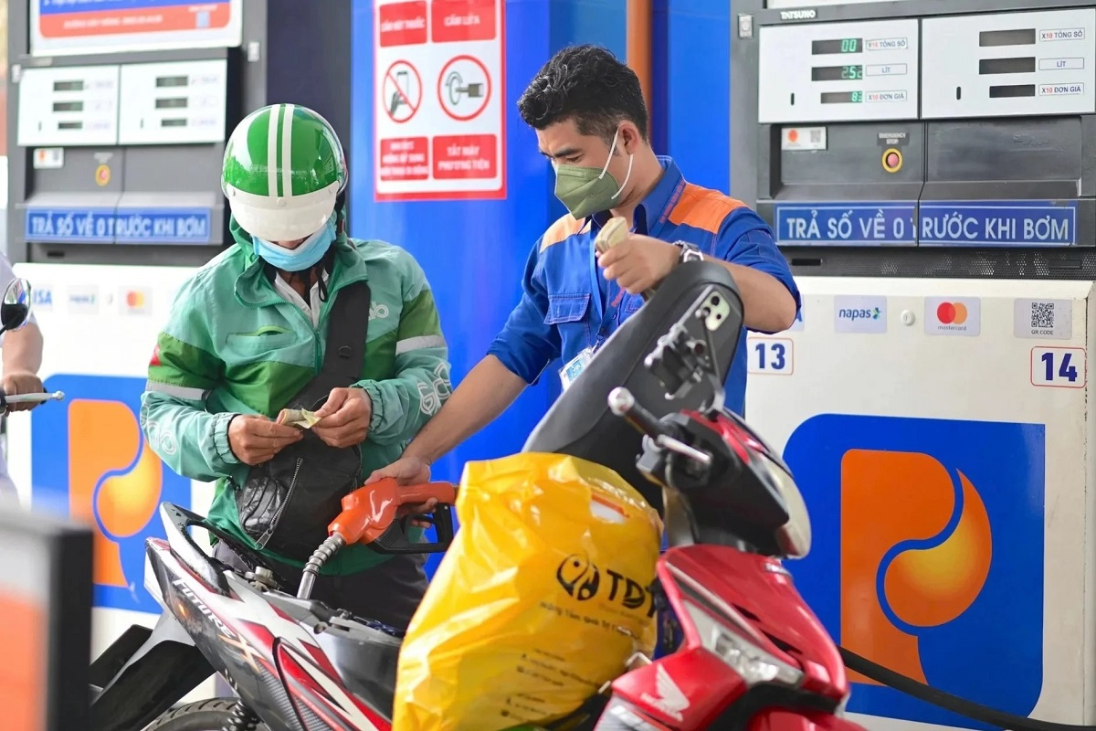 Tin nóng giá xăng dầu chiều nay 16/4: Thuế xăng dầu chính thức về 0%, RON 92, RON 95 chuẩn bị cực rẻ