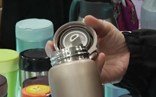 Nam tài xế 50 tuổi mắc hàng loạt bệnh hiểm nghèo vì chiếc cốc giữ nhiệt, bác sĩ nhắc: 7 loại nước tuyệt đối không để trong loại cốc này