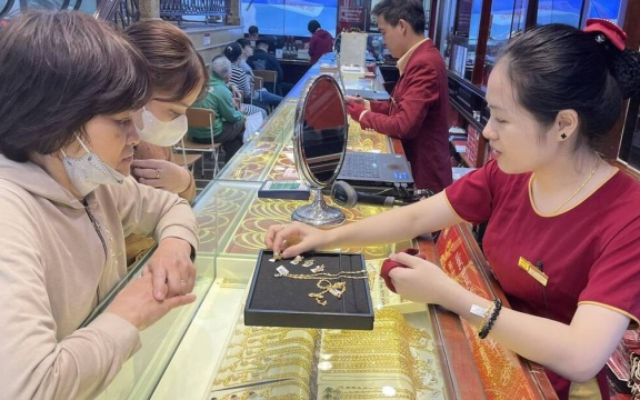 Giá vàng hôm nay 16/4: Đảo chiều sụt giảm sau chuỗi tăng nóng