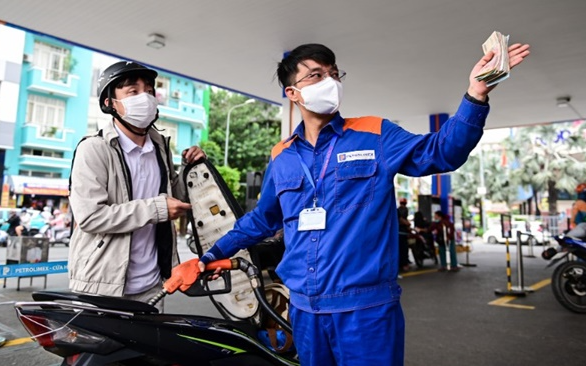 Giá dầu diesel giảm mạnh gần 2.000 đồng/lít từ 0h