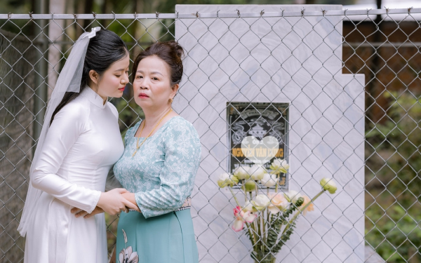 Cô dâu Vĩnh Long chụp ảnh bên ngôi mộ, phía sau là chuyện thắt lòng