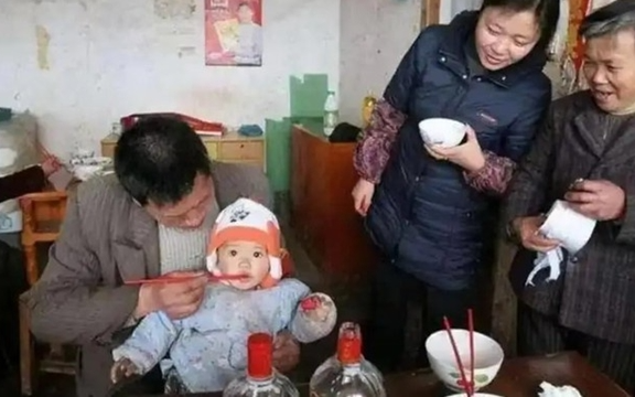 Bé suy gan sau bữa tiệc gia đình: Bác sĩ lo ngại vì "tình thương thiếu hiểu biết" của ông nội