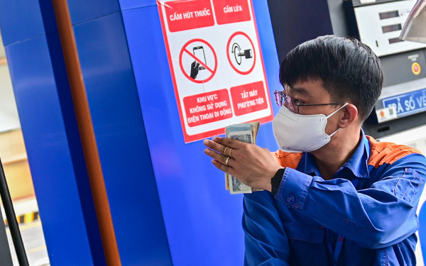 Giá xăng dầu hôm nay 17/4: Dầu thô tiến sát mốc 100, dầu diesel trong nước giảm mạnh