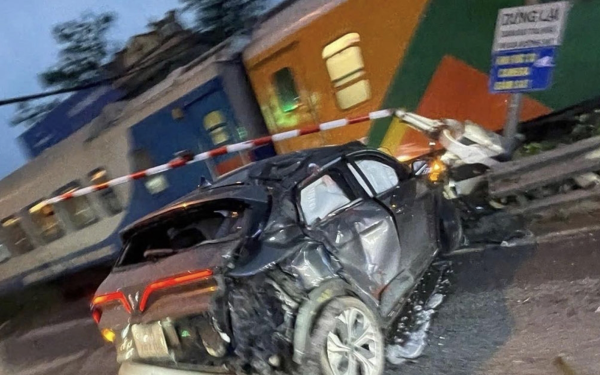 Ô tô bị tàu hoả tông biến dạng ở Hà Nội: Tình trạng tài xế và nguyên nhân tai nạn