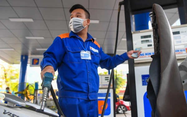 Giá xăng dầu hôm nay 19/4: E5 RON 92, RON 95 vẫn rẻ bèo