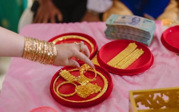 Mẹ chồng kêu mất 2 cây vàng trong thùng gạo rồi đổ tội con dâu, con trai đưa cả mẹ và vợ ra tiệm vàng thì muốn độn thổ khi nghe chủ tiệm trần tình