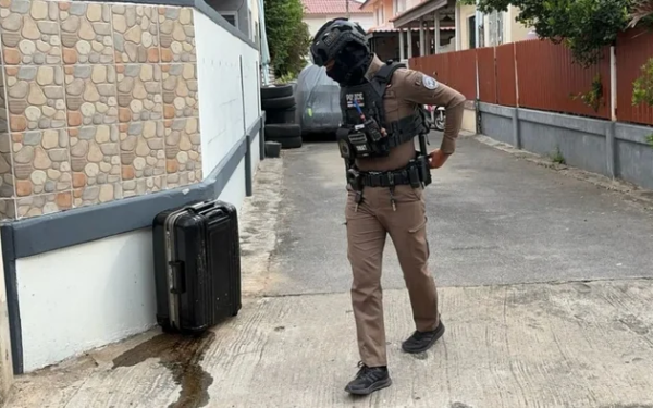 Phát hiện chiếc vali chảy nước có mùi hôi thối, người dân sửng sốt khi mở ra kiểm tra