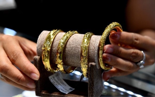 Giá vàng hôm nay 20/4/2026 rơi thẳng đứng, vàng trong nước lao dốc