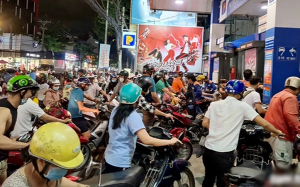 Cập nhật giá xăng dầu hôm nay: Giá dầu thô đầu tuần ở sát 83 USD/thùng