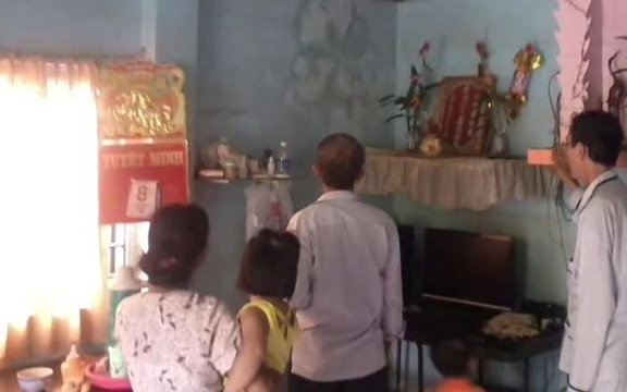 Phóng to hết cỡ vết thấm nước trong góc nhà, nhiều người bủn rủn chân tay