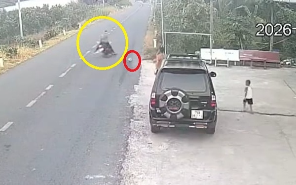 Bé trai đá bóng ra đường, người đàn ông chạy xe máy cán trúng ngã tử vong