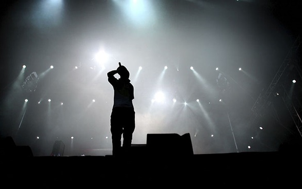 Rầm rộ nam ca sĩ Việt tên T.Q hành hung vợ một bác sĩ nổi tiếng