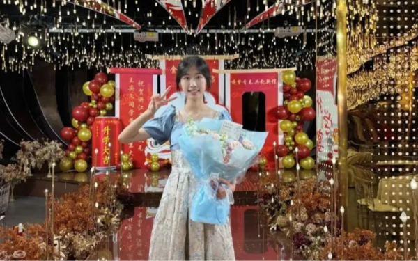 Vừa thi xong, bố mẹ đã vội tổ chức tiệc mừng đỗ đại học: Đến ngày có điểm, họ hàng lũ lượt đến đòi lại tiền mừng