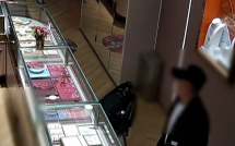 Cậu bé mang 5 chỉ vàng đi bán, chủ tiệm chỉ trả gần 700.000 đồng, cha mẹ biết chuyện lại cảm ơn rối rít