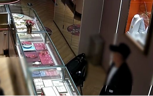 Cậu bé mang 5 chỉ vàng đi bán, chủ tiệm chỉ trả gần 700.000 đồng, cha mẹ biết chuyện lại cảm ơn rối rít