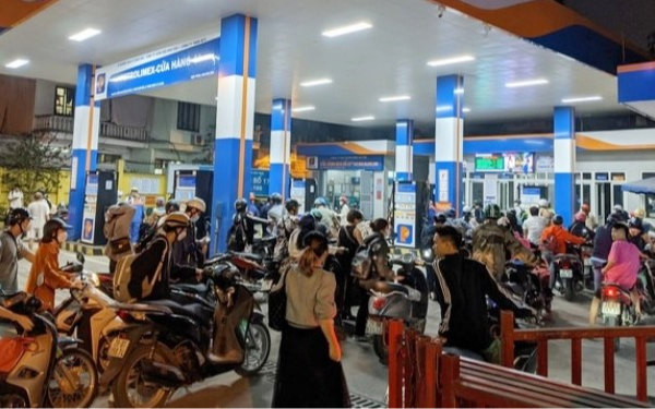 Giá xăng giảm về sát 23.000 đồng