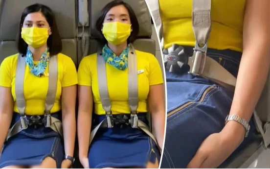 Vì sao các tiếp viên hàng không có tư thế “kỳ quặc” ngồi lên tay mình khi cất cánh và hạ cánh?