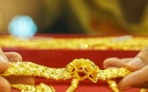 Giá vàng hôm nay mới nhất (21/4) liên tục đảo chiều: Nhà vàng bán không giới hạn, chợ đen "bán tháo"