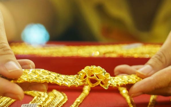 Giá vàng hôm nay mới nhất (21/4) liên tục đảo chiều: Nhà vàng bán không giới hạn, chợ đen "bán tháo"