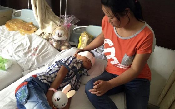 Chỉ trong 20 phút, toàn bộ mắt của cậu bé 8 tuổi bị ăn mòn: Nếu có thứ này ở nhà, hãy vứt đi ngay lập tức