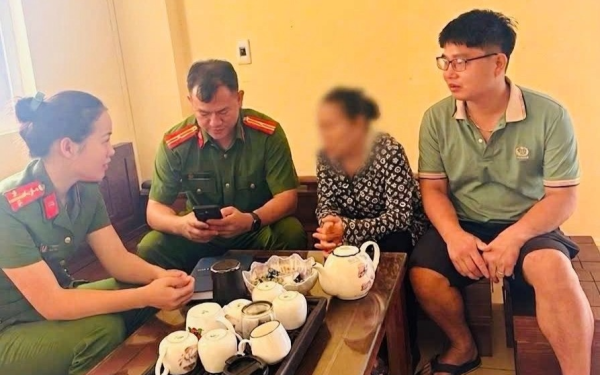 Từ dấu hiệu lạ, nam tài xế ‘cứu’ người phụ nữ 64 tuổi khỏi kịch bản lừa tình qua mạng