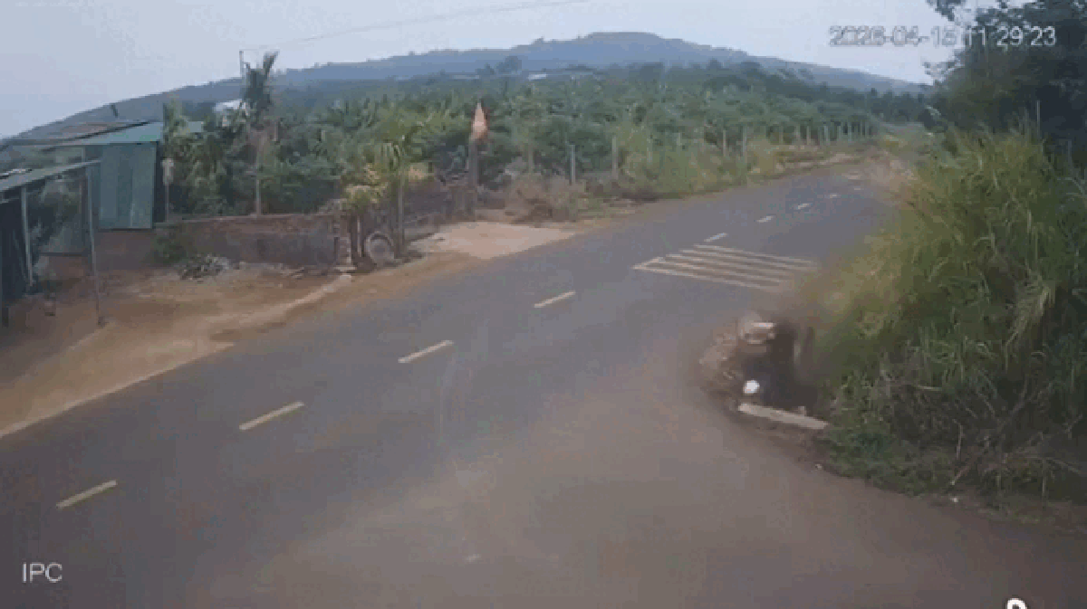 Vụ nam sinh lao xe xuống mương qua đời: Đình chỉ một thiếu tá CSGT để phục vụ điều tra