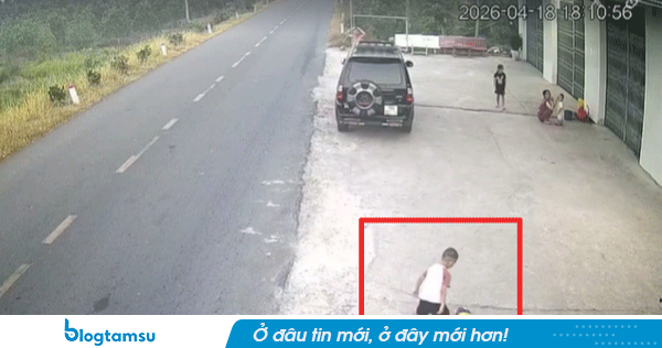 Bé trai đá bóng ra đường gây chết người, trách nhiệm thuộc về ai?