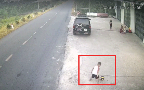 Bé trai đá bóng ra đường gây chết người, trách nhiệm thuộc về ai?