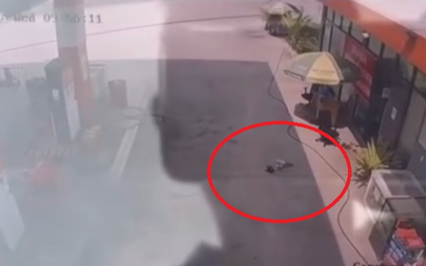 Bé gái 2 tuổi bị ô tô cán tử vong khi nằm chơi tại cây xăng ở TP.HCM: Tài xế nói gì?