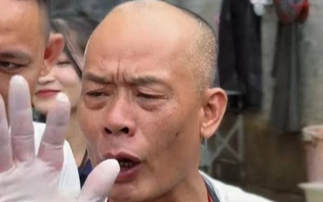 Cô gái Việt sốc khi đến quán lẩu gà 