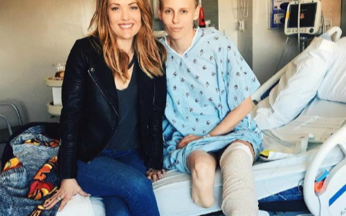 Nữ người mẫu mất hai chân vì nhiễm độc từ băng vệ sinh