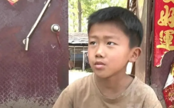 Cậu bé nhiều ngày không ăn thịt, mở cặp sách của em ra xem, cô giáo liền bật khóc