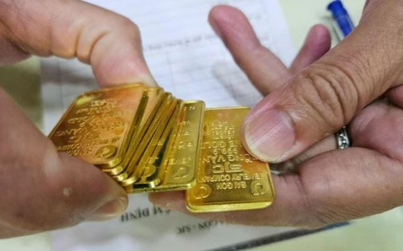 Giá vàng tiếp đà giảm mạnh