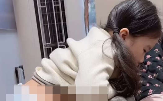 "Ai đời mẹ ruột lại đăng clip con gái như này?": Cả mạng xã hội bức xúc khi xem bài đăng của một người mẹ