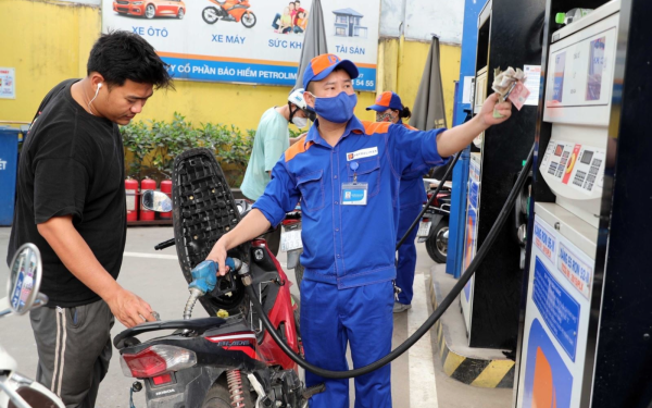 Giá dầu thế giới vượt 106 USD/thùng