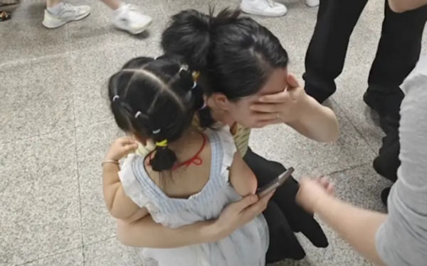 Thấy cô bé trên mạng giống hệt con gái mình, bà mẹ đòi xét nghiệm ADN vì nghi ngờ có con ruột khác mà không biết